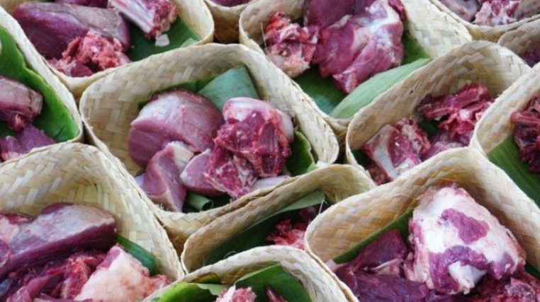 Membagikan Daging Aqiqah